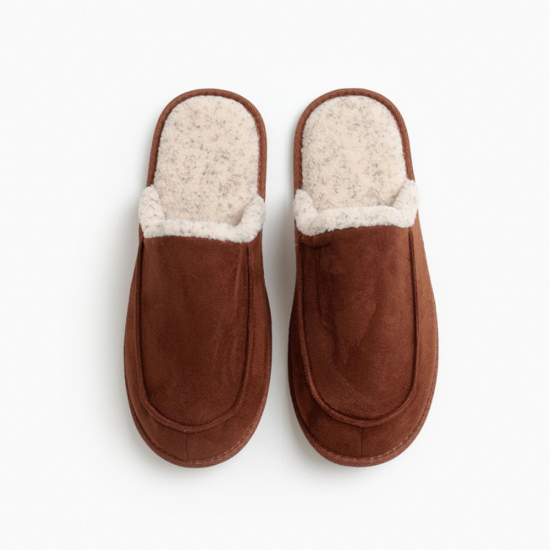 Descubra o conforto supremo com estes chinelos de quarto em castanho, perfeitos para os momentos de relaxamento em casa.
Confeccionados em material sintético de qualidade premium com acabamento em tons quentes de castanho, estes chinelos combinam estilo e funcionalidade num design atemporal. O interior apresenta um forro branco macio e acolhedor que proporciona uma sensação de conforto imediato, mantendo os pés aquecidos durante todo o dia.