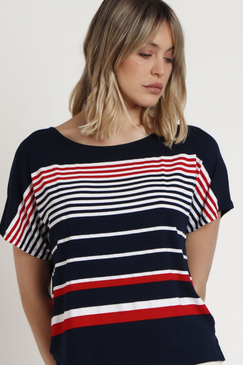 Versátil e elegante, esta t-shirt é uma peça que não pode faltar no seu guarda-roupa. Com mangas curtas e decote redondo, este modelo oferece um ajuste confortável e casual para o seu dia a dia. A estampa de riscas adiciona um toque de estilo intemporal, enquanto o tecido macio ao toque proporciona uma sensação de conforto incomparável. É a escolha perfeita para um look casual e sofisticado.