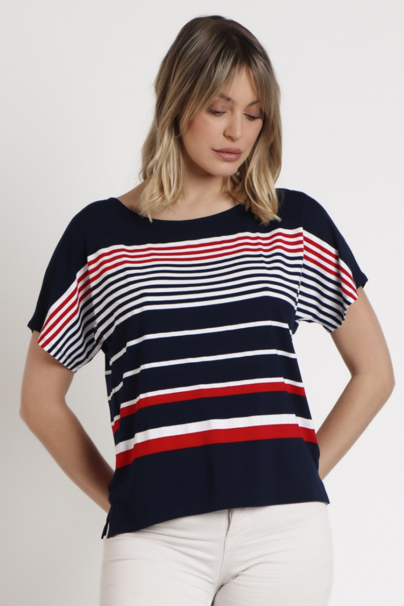 Versátil e elegante, esta t-shirt é uma peça que não pode faltar no seu guarda-roupa. Com mangas curtas e decote redondo, este modelo oferece um ajuste confortável e casual para o seu dia a dia. A estampa de riscas adiciona um toque de estilo intemporal, enquanto o tecido macio ao toque proporciona uma sensação de conforto incomparável. É a escolha perfeita para um look casual e sofisticado.
