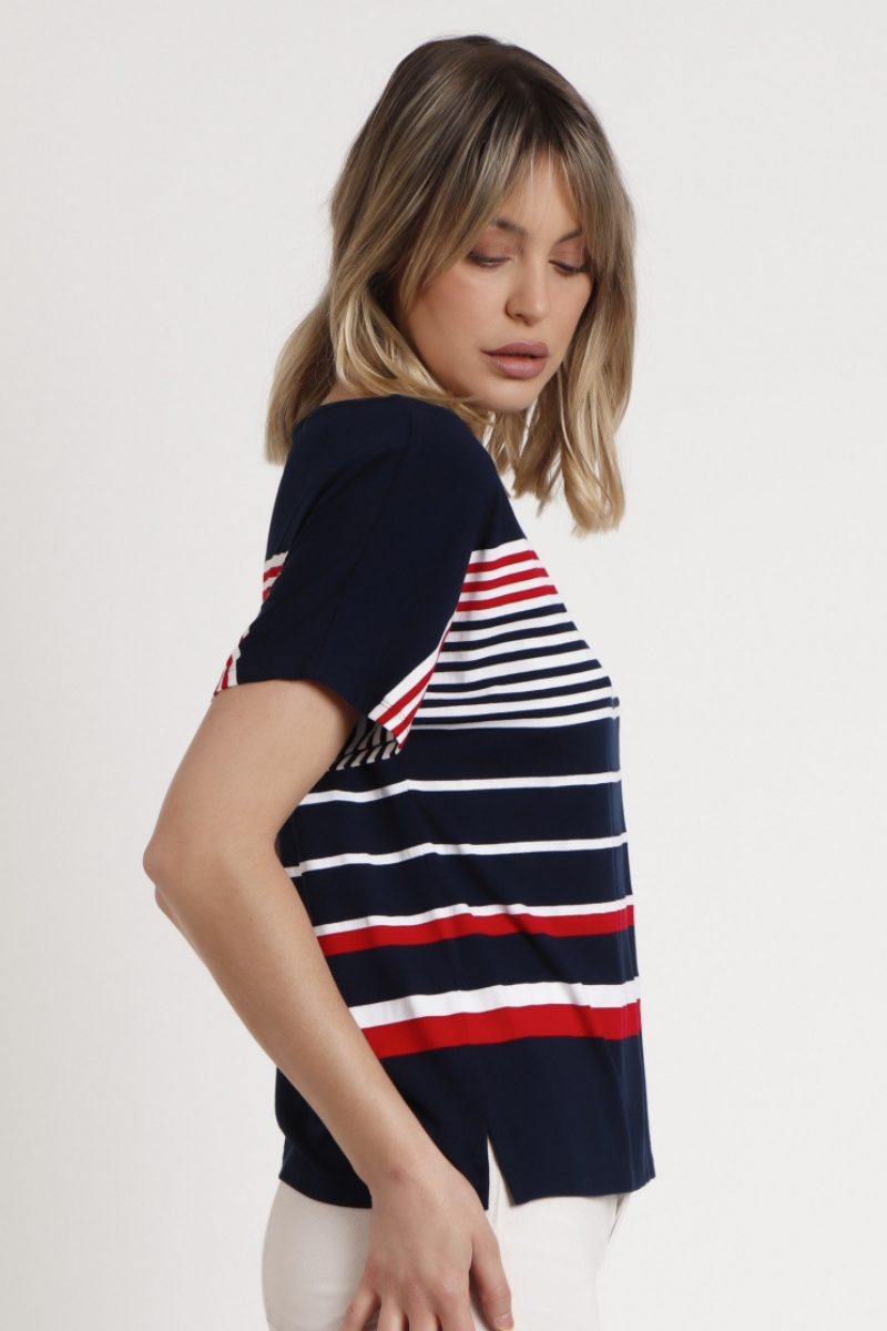 Versátil e elegante, esta t-shirt é uma peça que não pode faltar no seu guarda-roupa. Com mangas curtas e decote redondo, este modelo oferece um ajuste confortável e casual para o seu dia a dia. A estampa de riscas adiciona um toque de estilo intemporal, enquanto o tecido macio ao toque proporciona uma sensação de conforto incomparável. É a escolha perfeita para um look casual e sofisticado.