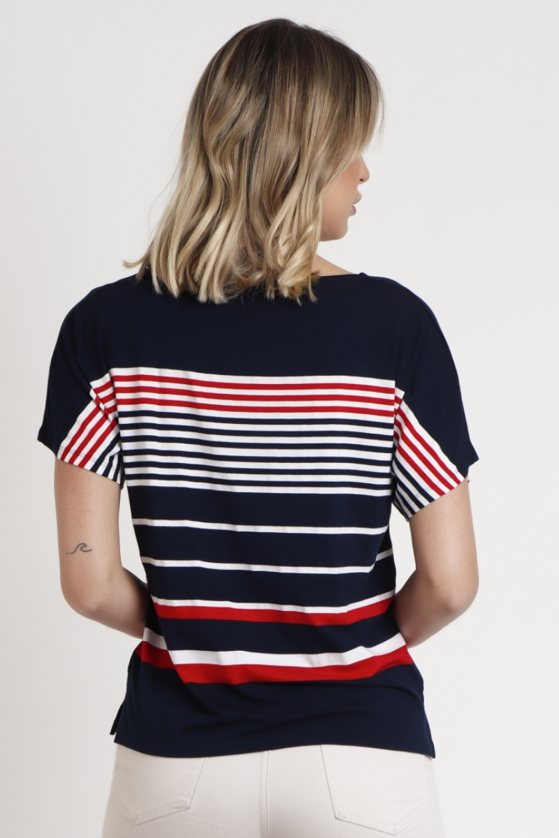 Versátil e elegante, esta t-shirt é uma peça que não pode faltar no seu guarda-roupa. Com mangas curtas e decote redondo, este modelo oferece um ajuste confortável e casual para o seu dia a dia. A estampa de riscas adiciona um toque de estilo intemporal, enquanto o tecido macio ao toque proporciona uma sensação de conforto incomparável. É a escolha perfeita para um look casual e sofisticado.
