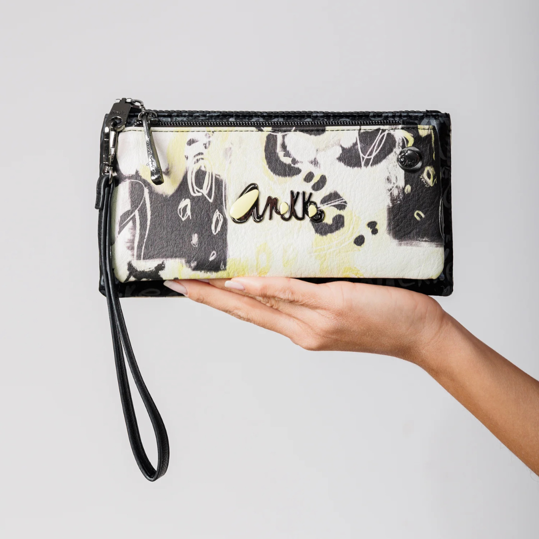 Esta bolsa combina arte e funcionalidade em um design único e sofisticado. Perfeita para quem deseja um acessório estiloso e prático para o dia a dia.
A cápsula Nature Towanda faz parte da coleção Anekke Memories. Towanda, a gatinha de Anekke, tem sido sua companheira de viagem e aventura por todos esses anos, por isso se tornou a protagonista desta coleção original, perfeita para os amantes de gatos e acessórios com um estilo muito urbano.