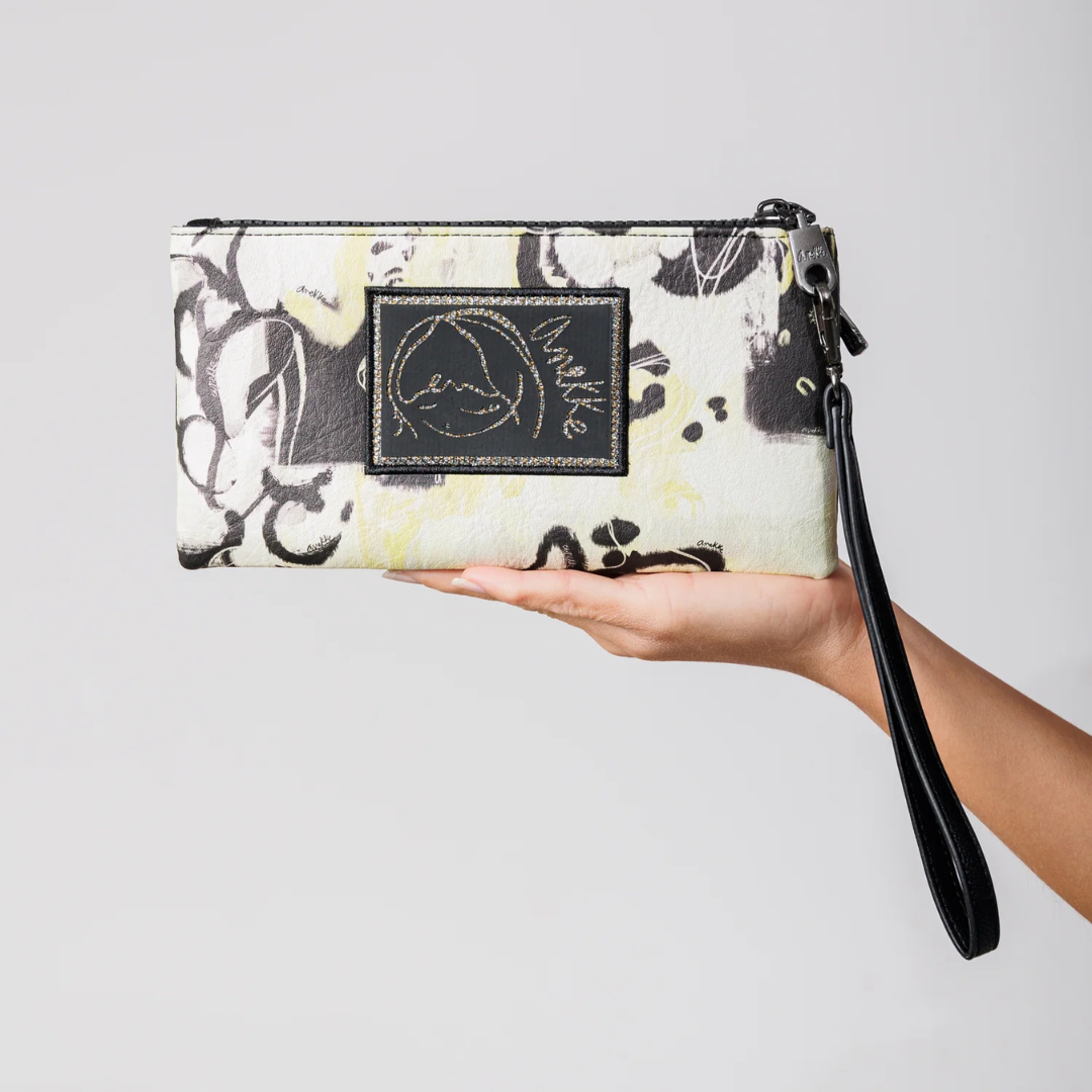 Esta bolsa combina arte e funcionalidade em um design único e sofisticado. Perfeita para quem deseja um acessório estiloso e prático para o dia a dia.
A cápsula Nature Towanda faz parte da coleção Anekke Memories. Towanda, a gatinha de Anekke, tem sido sua companheira de viagem e aventura por todos esses anos, por isso se tornou a protagonista desta coleção original, perfeita para os amantes de gatos e acessórios com um estilo muito urbano