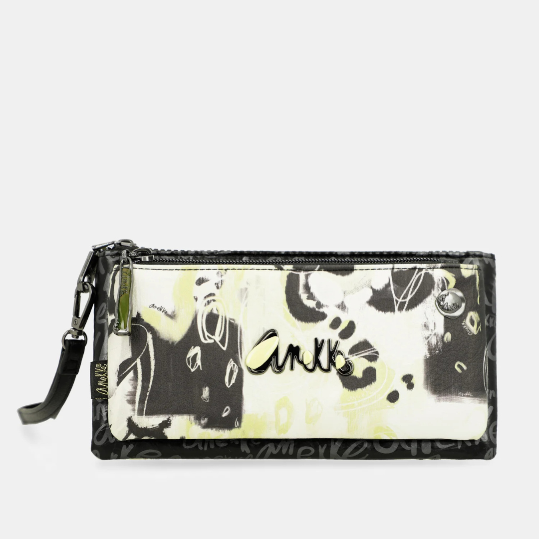 Esta bolsa combina arte e funcionalidade em um design único e sofisticado. Perfeita para quem deseja um acessório estiloso e prático para o dia a dia.
A cápsula Nature Towanda faz parte da coleção Anekke Memories. Towanda, a gatinha de Anekke, tem sido sua companheira de viagem e aventura por todos esses anos, por isso se tornou a protagonista desta coleção original, perfeita para os amantes de gatos e acessórios com um estilo muito urbano