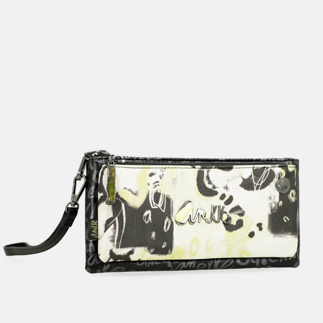 Esta bolsa combina arte e funcionalidade em um design único e sofisticado. Perfeita para quem deseja um acessório estiloso e prático para o dia a dia.
A cápsula Nature Towanda faz parte da coleção Anekke Memories. Towanda, a gatinha de Anekke, tem sido sua companheira de viagem e aventura por todos esses anos, por isso se tornou a protagonista desta coleção original, perfeita para os amantes de gatos e acessórios com um estilo muito urbano.