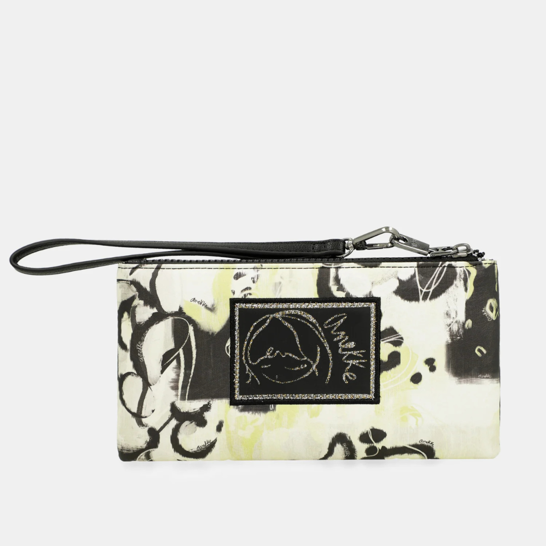 Esta bolsa combina arte e funcionalidade em um design único e sofisticado. Perfeita para quem deseja um acessório estiloso e prático para o dia a dia.
A cápsula Nature Towanda faz parte da coleção Anekke Memories. Towanda, a gatinha de Anekke, tem sido sua companheira de viagem e aventura por todos esses anos, por isso se tornou a protagonista desta coleção original, perfeita para os amantes de gatos e acessórios com um estilo muito urbano.