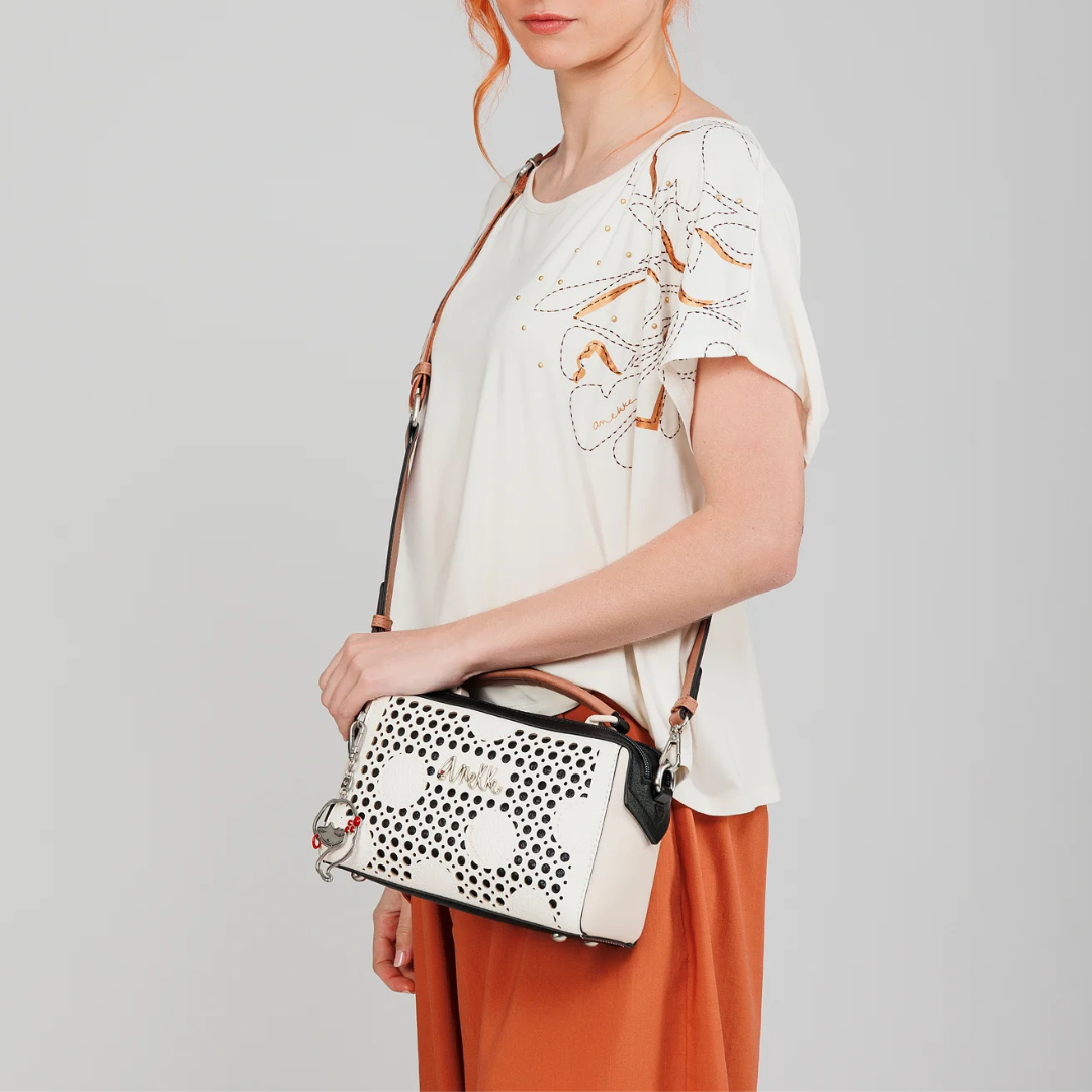 A carteira perfeita para mulheres que procuram sofisticação e estilo num único acessório. Ideal para complementar qualquer look, do casual ao elegante.
Com um estampado vibrante, esta coleção é inspirada numa viagem pelo país natal de Anekke: Espanha. Cada pequeno detalhe é inspirado nas raízes, cultura e riqueza espanholas. Bolinhas e leques reinterpretados, cores alegres e centenas de referências aos costumes espanhóis serão o seu bilhete para uma viagem como nunca fez antes: com alma.