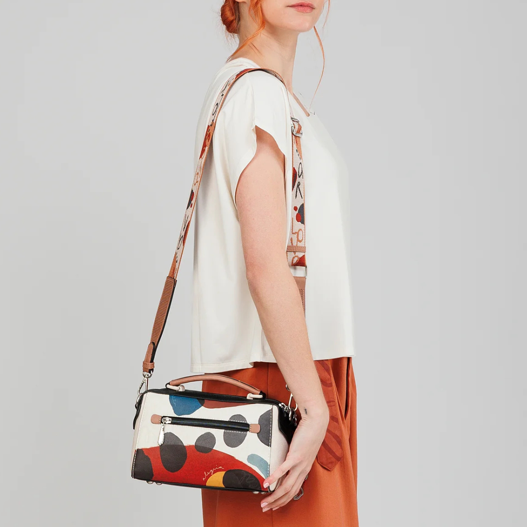 A carteira perfeita para mulheres que procuram sofisticação e estilo num único acessório. Ideal para complementar qualquer look, do casual ao elegante.
Com um estampado vibrante, esta coleção é inspirada numa viagem pelo país natal de Anekke: Espanha. Cada pequeno detalhe é inspirado nas raízes, cultura e riqueza espanholas. Bolinhas e leques reinterpretados, cores alegres e centenas de referências aos costumes espanhóis serão o seu bilhete para uma viagem como nunca fez antes: com alma.