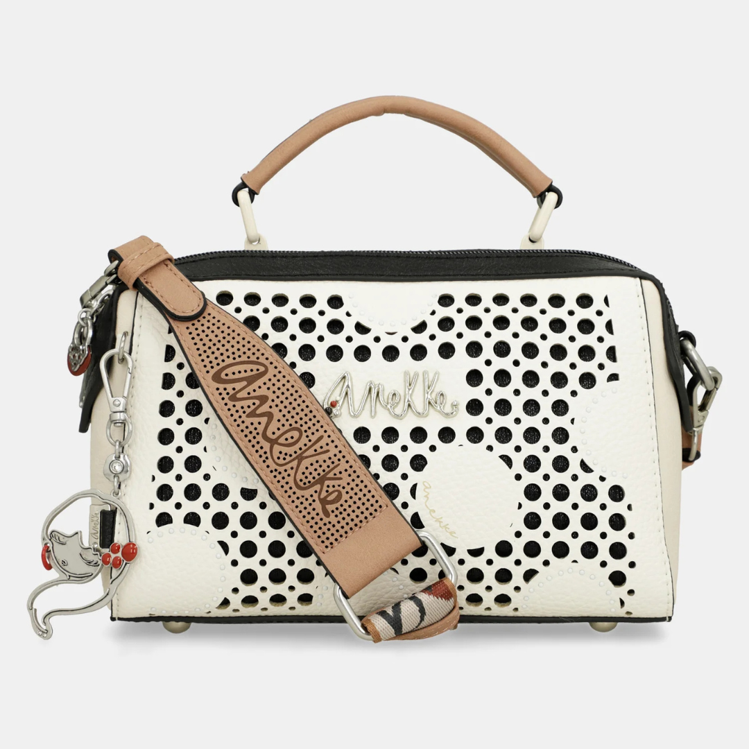 A carteira perfeita para mulheres que procuram sofisticação e estilo num único acessório. Ideal para complementar qualquer look, do casual ao elegante.
Com um estampado vibrante, esta coleção é inspirada numa viagem pelo país natal de Anekke: Espanha. Cada pequeno detalhe é inspirado nas raízes, cultura e riqueza espanholas. Bolinhas e leques reinterpretados, cores alegres e centenas de referências aos costumes espanhóis serão o seu bilhete para uma viagem como nunca fez antes: com alma.