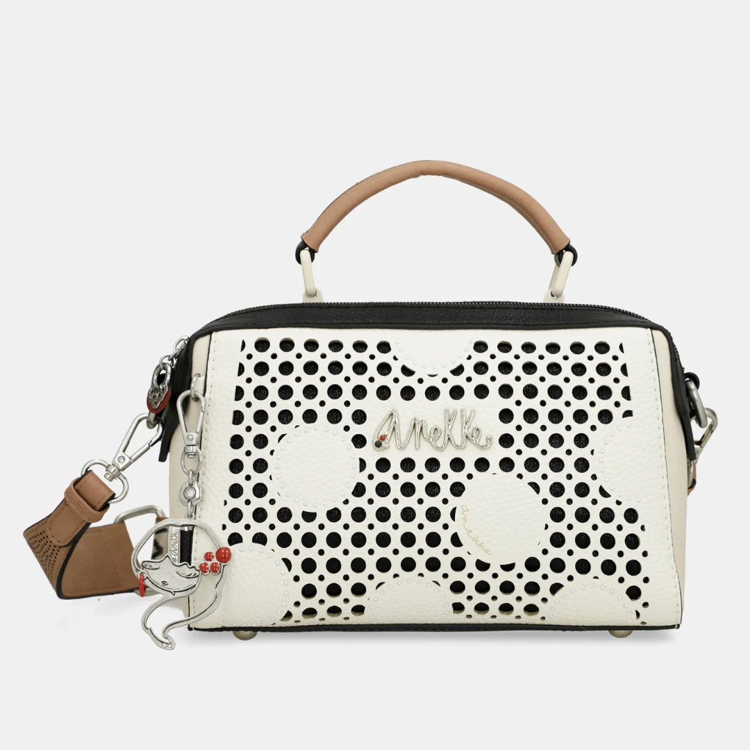 A carteira perfeita para mulheres que procuram sofisticação e estilo num único acessório. Ideal para complementar qualquer look, do casual ao elegante.
Com um estampado vibrante, esta coleção é inspirada numa viagem pelo país natal de Anekke: Espanha. Cada pequeno detalhe é inspirado nas raízes, cultura e riqueza espanholas. Bolinhas e leques reinterpretados, cores alegres e centenas de referências aos costumes espanhóis serão o seu bilhete para uma viagem como nunca fez antes: com alma.