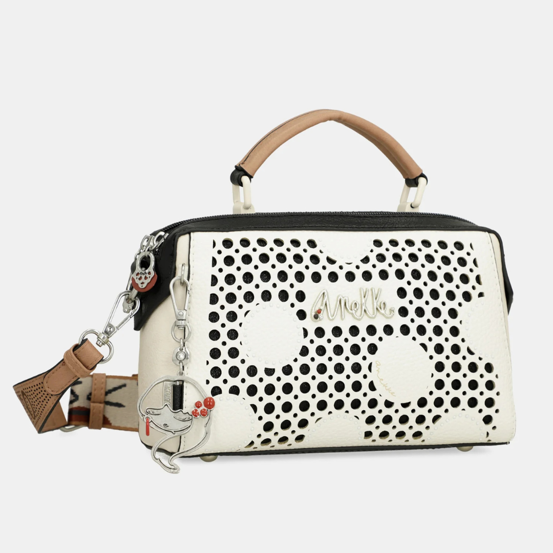 A carteira perfeita para mulheres que procuram sofisticação e estilo num único acessório. Ideal para complementar qualquer look, do casual ao elegante.
Com um estampado vibrante, esta coleção é inspirada numa viagem pelo país natal de Anekke: Espanha. Cada pequeno detalhe é inspirado nas raízes, cultura e riqueza espanholas. Bolinhas e leques reinterpretados, cores alegres e centenas de referências aos costumes espanhóis serão o seu bilhete para uma viagem como nunca fez antes: com alma.