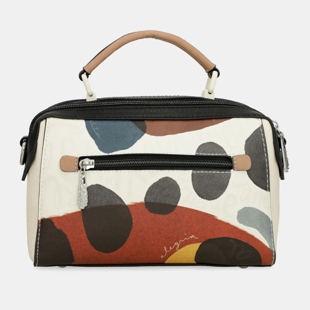 A carteira perfeita para mulheres que procuram sofisticação e estilo num único acessório. Ideal para complementar qualquer look, do casual ao elegante.
Com um estampado vibrante, esta coleção é inspirada numa viagem pelo país natal de Anekke: Espanha. Cada pequeno detalhe é inspirado nas raízes, cultura e riqueza espanholas. Bolinhas e leques reinterpretados, cores alegres e centenas de referências aos costumes espanhóis serão o seu bilhete para uma viagem como nunca fez antes: com alma.