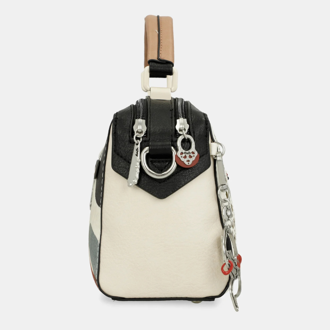 A carteira perfeita para mulheres que procuram sofisticação e estilo num único acessório. Ideal para complementar qualquer look, do casual ao elegante.
Com um estampado vibrante, esta coleção é inspirada numa viagem pelo país natal de Anekke: Espanha. Cada pequeno detalhe é inspirado nas raízes, cultura e riqueza espanholas. Bolinhas e leques reinterpretados, cores alegres e centenas de referências aos costumes espanhóis serão o seu bilhete para uma viagem como nunca fez antes: com alma.