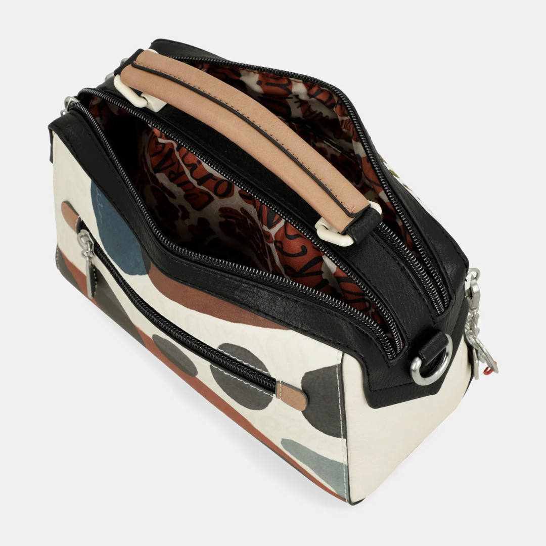 A carteira perfeita para mulheres que procuram sofisticação e estilo num único acessório. Ideal para complementar qualquer look, do casual ao elegante.
Com um estampado vibrante, esta coleção é inspirada numa viagem pelo país natal de Anekke: Espanha. Cada pequeno detalhe é inspirado nas raízes, cultura e riqueza espanholas. Bolinhas e leques reinterpretados, cores alegres e centenas de referências aos costumes espanhóis serão o seu bilhete para uma viagem como nunca fez antes: com alma.