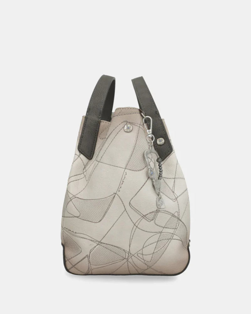 A carteira Auralis é a companheira perfeita para quem procura versatilidade sem comprometer o estilo.
Com um design contemporâneo que combina tons neutros e detalhes coloridos, esta peça destaca-se pela sua construção em materiais de qualidade premium e acabamentos cuidados. As alças curtas permitem um transporte confortável à mão, adaptando-se facilmente ao seu dia a dia, seja num encontro casual ou numa ocasião mais formal.