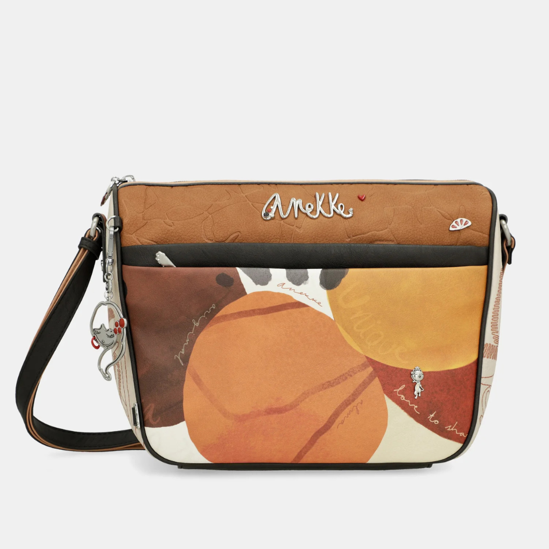 Seja a expressão da arte e da criatividade com esta carteira de ombro. Com uma estampa vibrante e um design exclusivo, esta carteira combina funcionalidade e estilo para qualquer momento do dia.
Com um estampado vibrante, esta coleção é inspirada numa viagem pelo país natal de Anekke: Espanha.