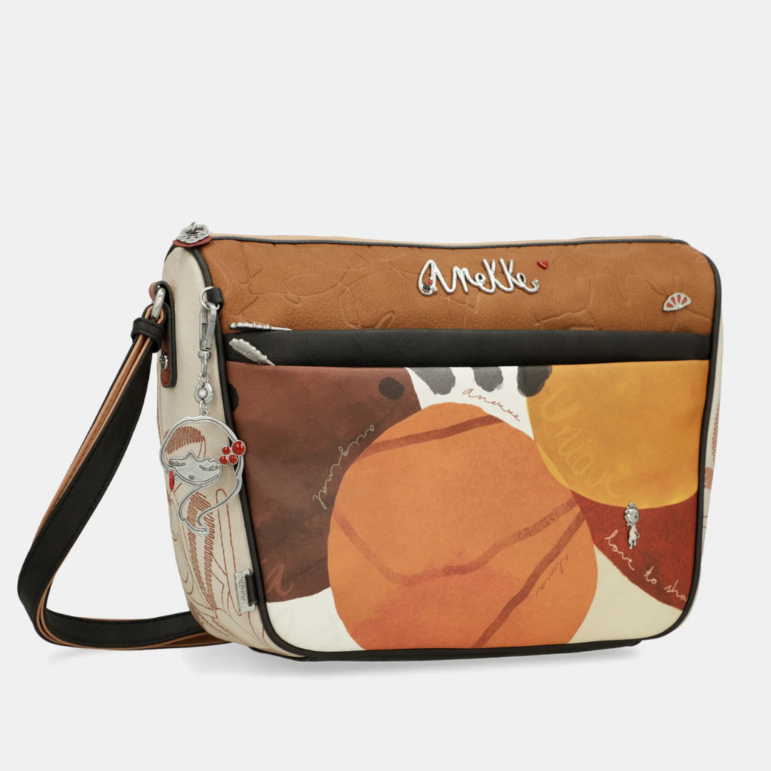 Seja a expressão da arte e da criatividade com esta carteira de ombro. Com uma estampa vibrante e um design exclusivo, esta carteira combina funcionalidade e estilo para qualquer momento do dia.
Com um estampado vibrante, esta coleção é inspirada numa viagem pelo país natal de Anekke: Espanha.