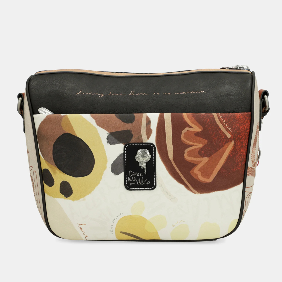 Seja a expressão da arte e da criatividade com esta carteira de ombro. Com uma estampa vibrante e um design exclusivo, esta carteira combina funcionalidade e estilo para qualquer momento do dia.
Com um estampado vibrante, esta coleção é inspirada numa viagem pelo país natal de Anekke: Espanha.