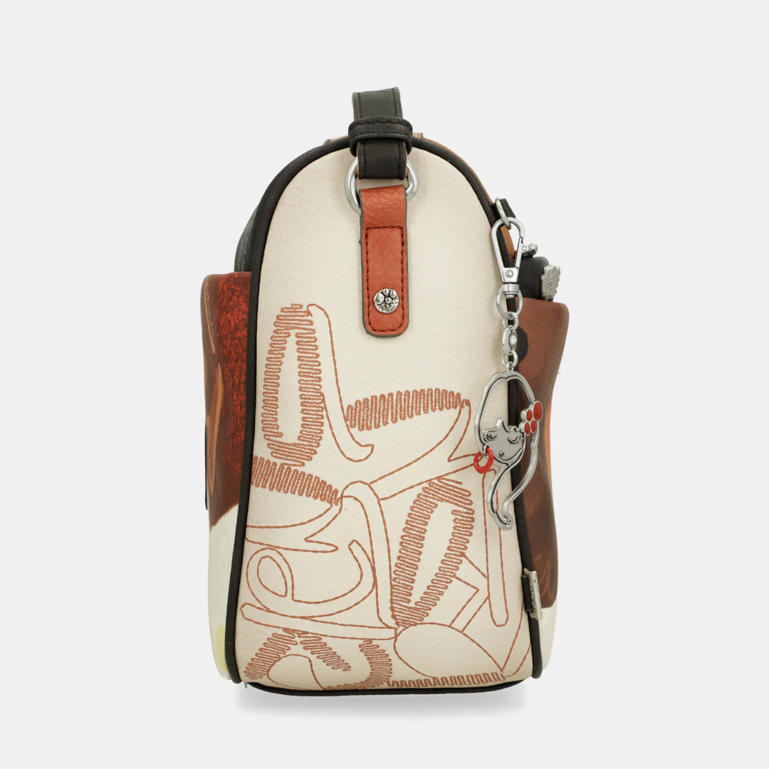 Seja a expressão da arte e da criatividade com esta carteira de ombro. Com uma estampa vibrante e um design exclusivo, esta carteira combina funcionalidade e estilo para qualquer momento do dia.
Com um estampado vibrante, esta coleção é inspirada numa viagem pelo país natal de Anekke: Espanha.