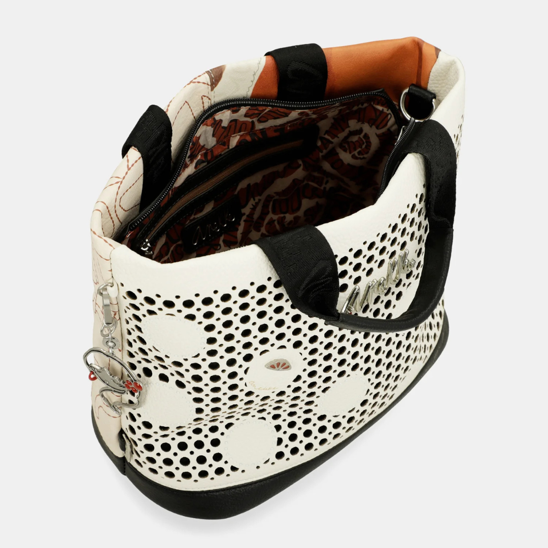 Esta carteira é o acessório perfeito para quem procura estilo, cor e personalidade. Inspirada na arte e na expressão criativa, o seu design combina tons terrosos e estampas vibrantes, tornando-a uma peça única e sofisticada.
Com um estampado vibrante, esta coleção é inspirada numa viagem pelo país natal de Anekke: Espanha.