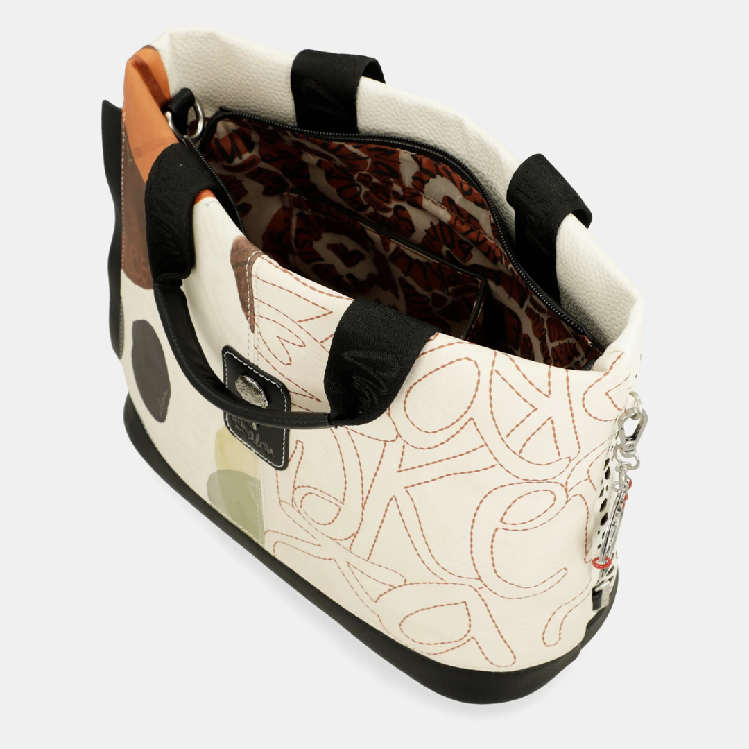 Esta carteira é o acessório perfeito para quem procura estilo, cor e personalidade. Inspirada na arte e na expressão criativa, o seu design combina tons terrosos e estampas vibrantes, tornando-a uma peça única e sofisticada.
Com um estampado vibrante, esta coleção é inspirada numa viagem pelo país natal de Anekke: Espanha.