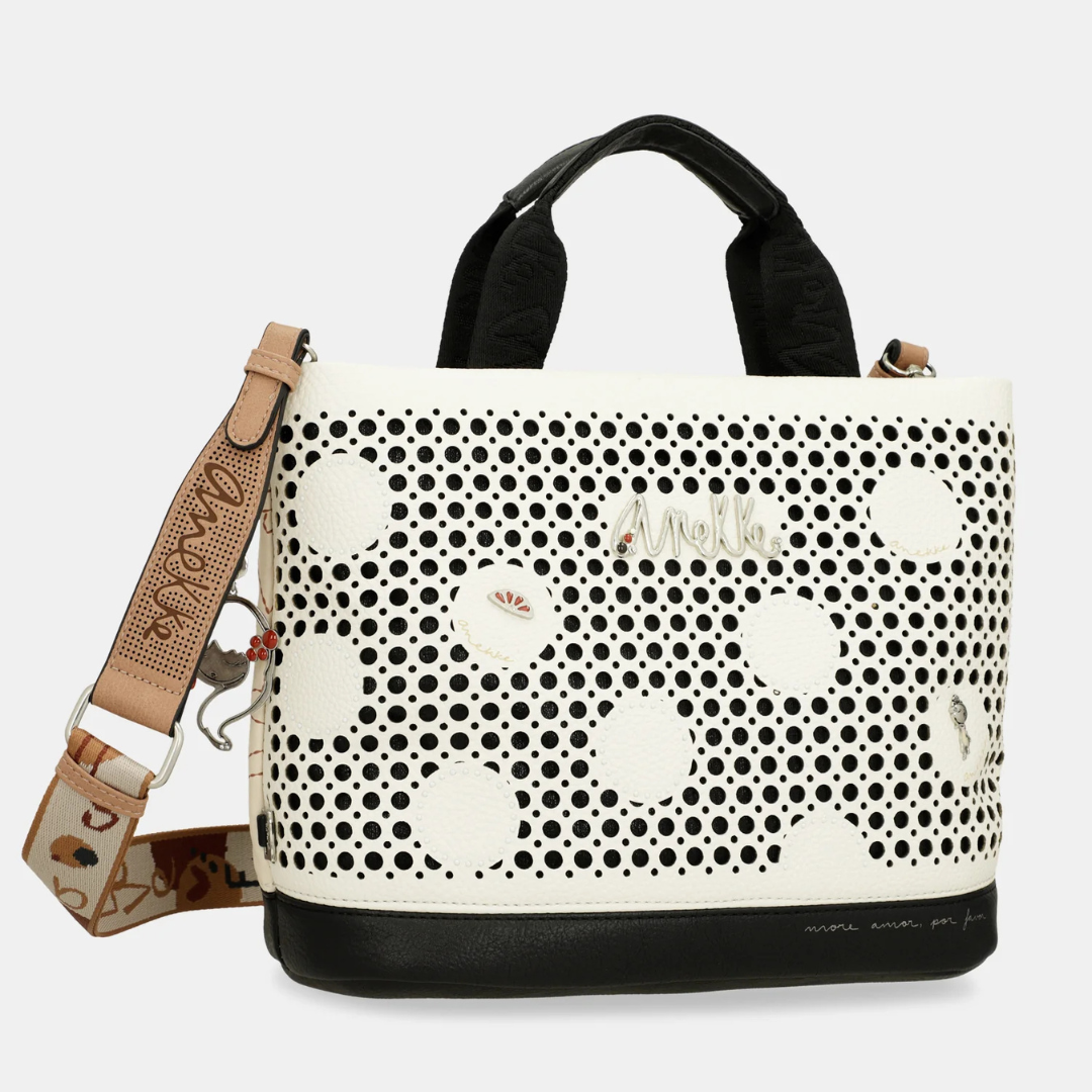 Esta carteira é o acessório perfeito para quem procura estilo, cor e personalidade. Inspirada na arte e na expressão criativa, o seu design combina tons terrosos e estampas vibrantes, tornando-a uma peça única e sofisticada.
Com um estampado vibrante, esta coleção é inspirada numa viagem pelo país natal de Anekke: Espanha.