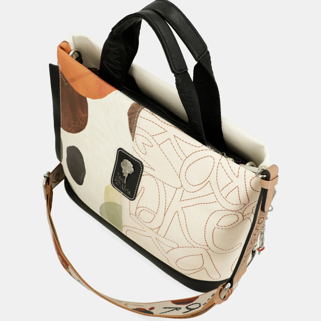 Esta carteira é o acessório perfeito para quem procura estilo, cor e personalidade. Inspirada na arte e na expressão criativa, o seu design combina tons terrosos e estampas vibrantes, tornando-a uma peça única e sofisticada.
Com um estampado vibrante, esta coleção é inspirada numa viagem pelo país natal de Anekke: Espanha.