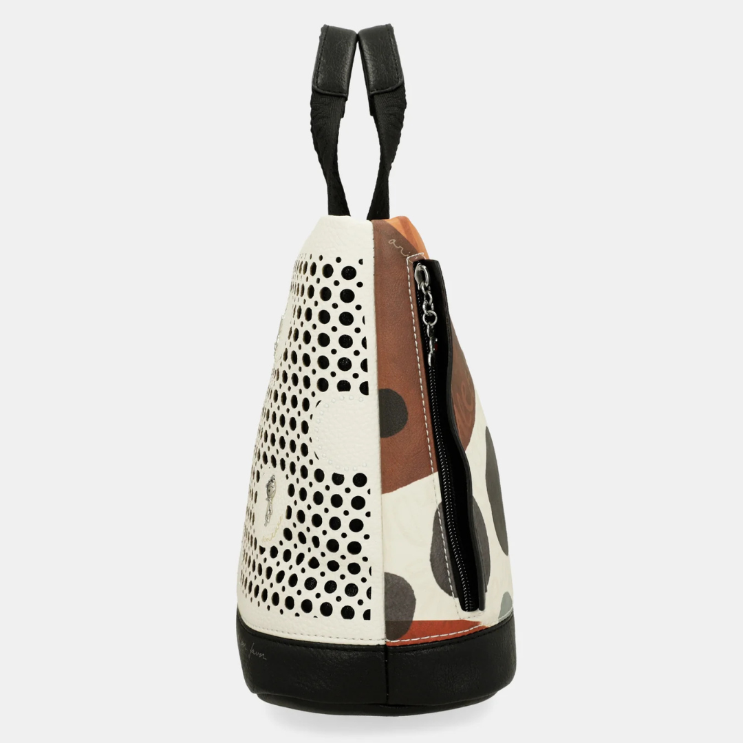 Esta carteira é o acessório perfeito para quem procura estilo, cor e personalidade. Inspirada na arte e na expressão criativa, o seu design combina tons terrosos e estampas vibrantes, tornando-a uma peça única e sofisticada.
Com um estampado vibrante, esta coleção é inspirada numa viagem pelo país natal de Anekke: Espanha.