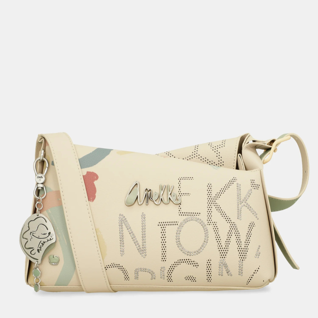 Perfeita e prática, esta carteira é ideal para o seu dia a dia. Com um design exclusivo com efeito perfurado e relevo da personagem Anekke.
Com um estampado vibrante, esta coleção é inspirada numa viagem pelo país natal de Anekke: Espanha.