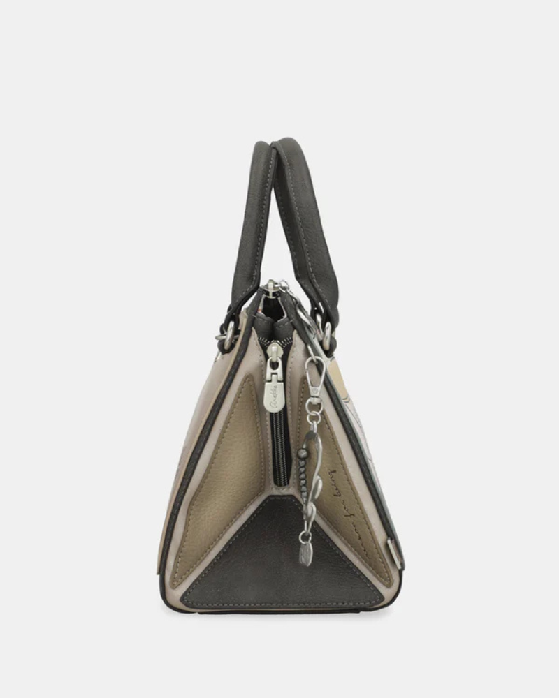 A carteira pequena Auralis é a peça statement que eleva qualquer look com a sua personalidade única.
Com um padrão geométrico abstrato que combina tons de verde escuro, bege, azul suave, castanho e detalhes em preto, esta carteira destaca-se pela sua estética arrojada e contemporânea. O design compacto mas estruturado oferece espaço suficiente para os essenciais do dia a dia, mantendo uma silhueta elegante e sofisticada.