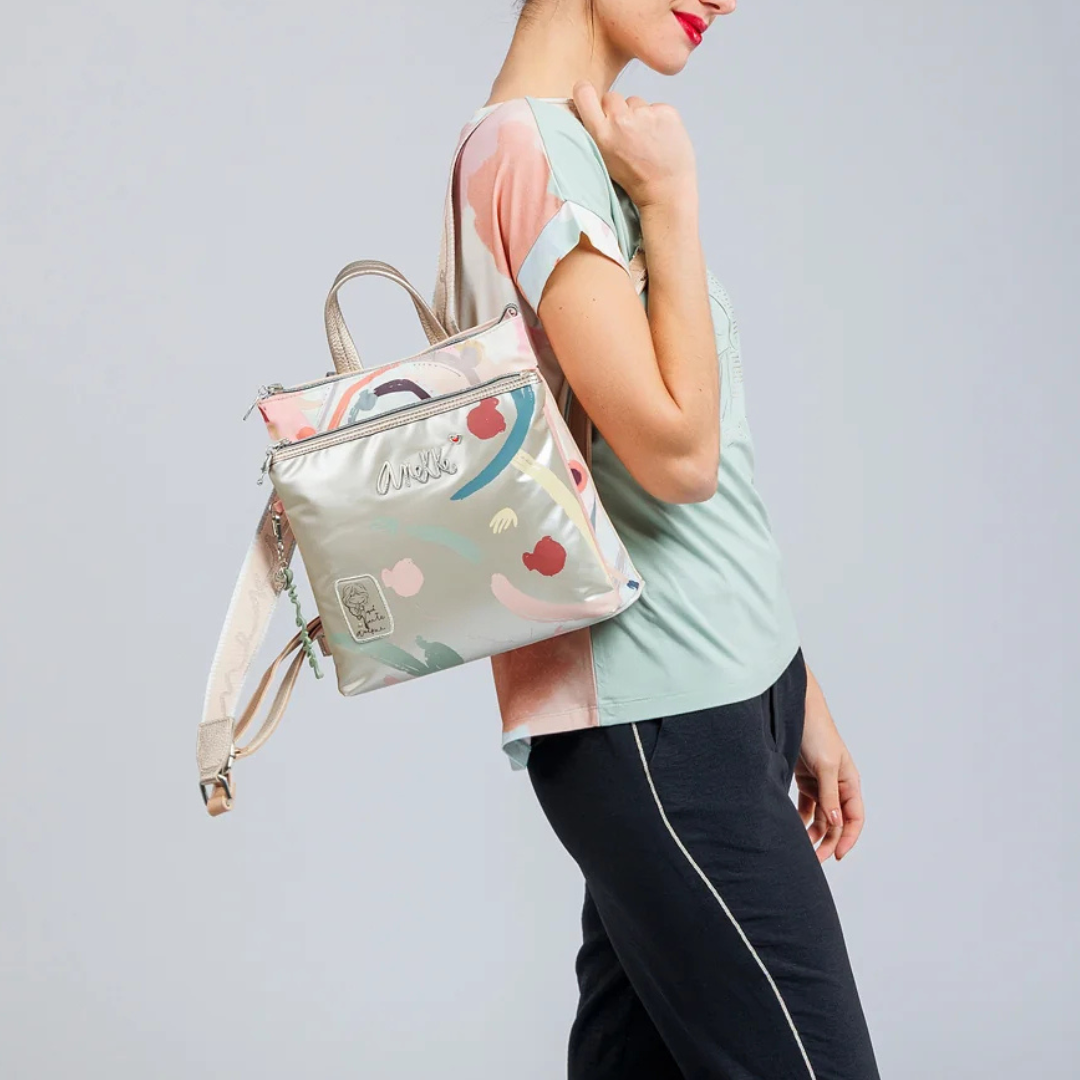 Prática e elegante, esta mochila é perfeita para o seu dia a dia.
Com um estampado vibrante, esta coleção é inspirada numa viagem pelo país natal de Anekke: Espanha. Cada pequeno detalhe é inspirado nas raízes, cultura e riqueza espanholas. Bolinhas e leques reinterpretados, cores alegres e centenas de referências aos costumes espanhóis serão o seu bilhete para uma viagem como nunca fez antes: com alma.