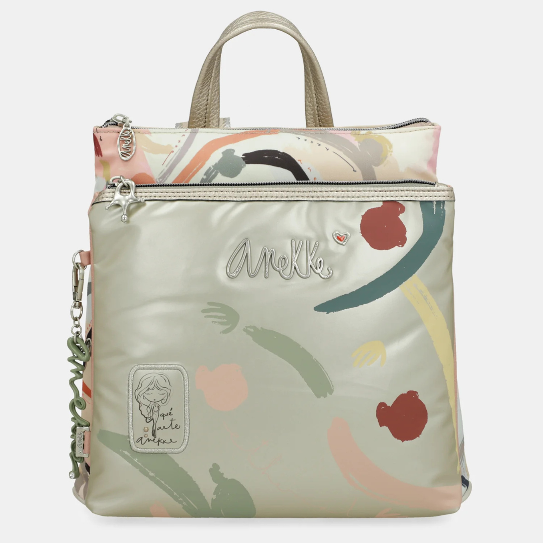 Prática e elegante, esta mochila é perfeita para o seu dia a dia.
Com um estampado vibrante, esta coleção é inspirada numa viagem pelo país natal de Anekke: Espanha. Cada pequeno detalhe é inspirado nas raízes, cultura e riqueza espanholas. Bolinhas e leques reinterpretados, cores alegres e centenas de referências aos costumes espanhóis serão o seu bilhete para uma viagem como nunca fez antes: com alma.