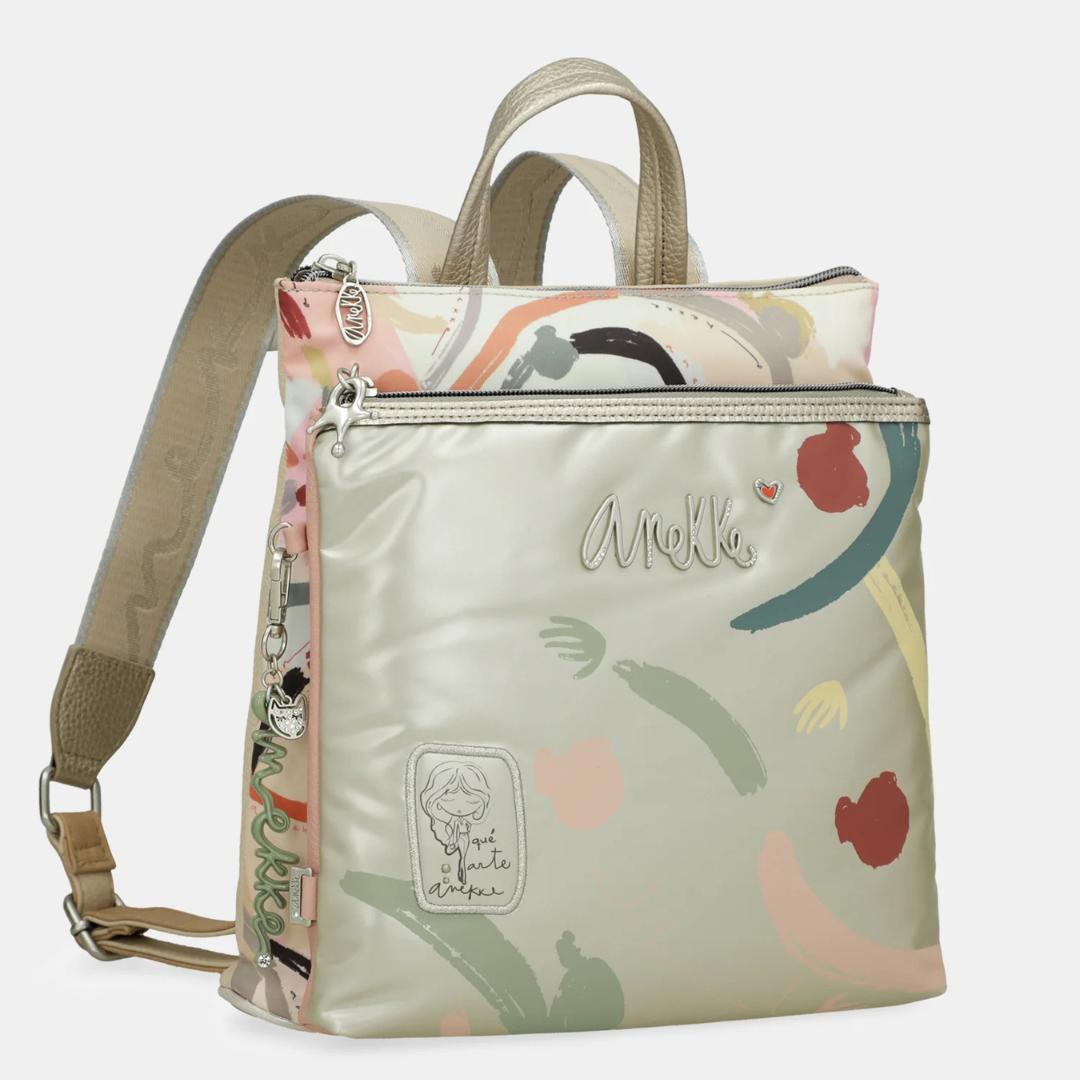 Prática e elegante, esta mochila é perfeita para o seu dia a dia.
Com um estampado vibrante, esta coleção é inspirada numa viagem pelo país natal de Anekke: Espanha. Cada pequeno detalhe é inspirado nas raízes, cultura e riqueza espanholas. Bolinhas e leques reinterpretados, cores alegres e centenas de referências aos costumes espanhóis serão o seu bilhete para uma viagem como nunca fez antes: com alma.