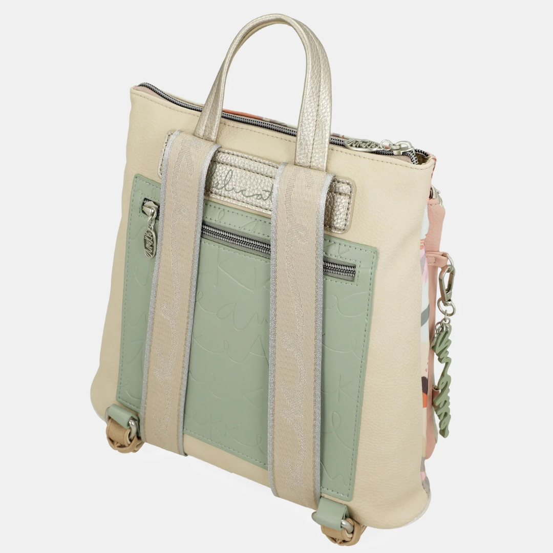 Prática e elegante, esta mochila é perfeita para o seu dia a dia.
Com um estampado vibrante, esta coleção é inspirada numa viagem pelo país natal de Anekke: Espanha. Cada pequeno detalhe é inspirado nas raízes, cultura e riqueza espanholas. Bolinhas e leques reinterpretados, cores alegres e centenas de referências aos costumes espanhóis serão o seu bilhete para uma viagem como nunca fez antes: com alma.