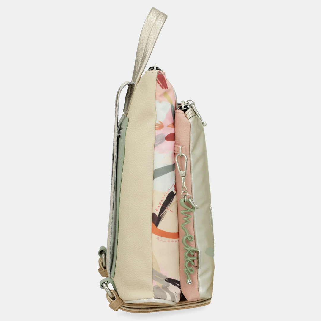 Prática e elegante, esta mochila é perfeita para o seu dia a dia.
Com um estampado vibrante, esta coleção é inspirada numa viagem pelo país natal de Anekke: Espanha. Cada pequeno detalhe é inspirado nas raízes, cultura e riqueza espanholas. Bolinhas e leques reinterpretados, cores alegres e centenas de referências aos costumes espanhóis serão o seu bilhete para uma viagem como nunca fez antes: com alma.