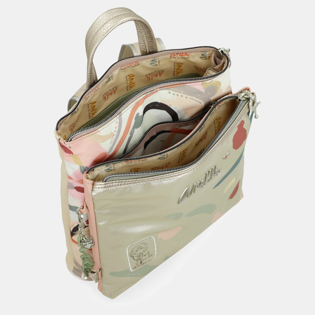Prática e elegante, esta mochila é perfeita para o seu dia a dia.
Com um estampado vibrante, esta coleção é inspirada numa viagem pelo país natal de Anekke: Espanha. Cada pequeno detalhe é inspirado nas raízes, cultura e riqueza espanholas. Bolinhas e leques reinterpretados, cores alegres e centenas de referências aos costumes espanhóis serão o seu bilhete para uma viagem como nunca fez antes: com alma.