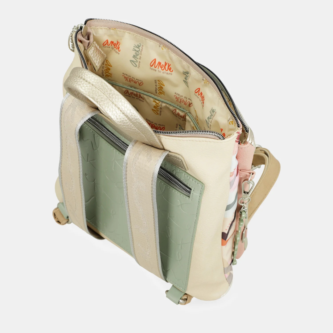 Prática e elegante, esta mochila é perfeita para o seu dia a dia.
Com um estampado vibrante, esta coleção é inspirada numa viagem pelo país natal de Anekke: Espanha. Cada pequeno detalhe é inspirado nas raízes, cultura e riqueza espanholas. Bolinhas e leques reinterpretados, cores alegres e centenas de referências aos costumes espanhóis serão o seu bilhete para uma viagem como nunca fez antes: com alma.