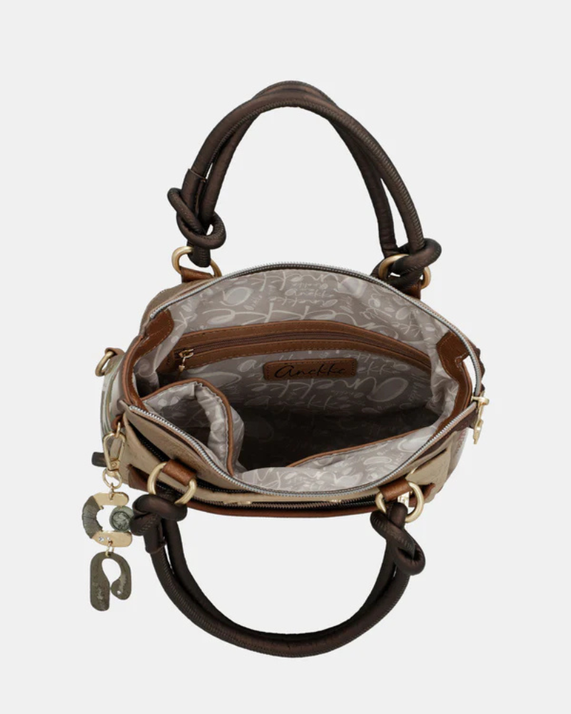 Esta mochila combina elegância, funcionalidade e um design exclusivo, perfeita para acompanhar o dia a dia com estilo.
Confeccionada em material de alta qualidade, apresenta uma harmoniosa combinação de tons quentes e detalhes texturizados, enriquecidos por aplicações decorativas e ilustrações características da marca.