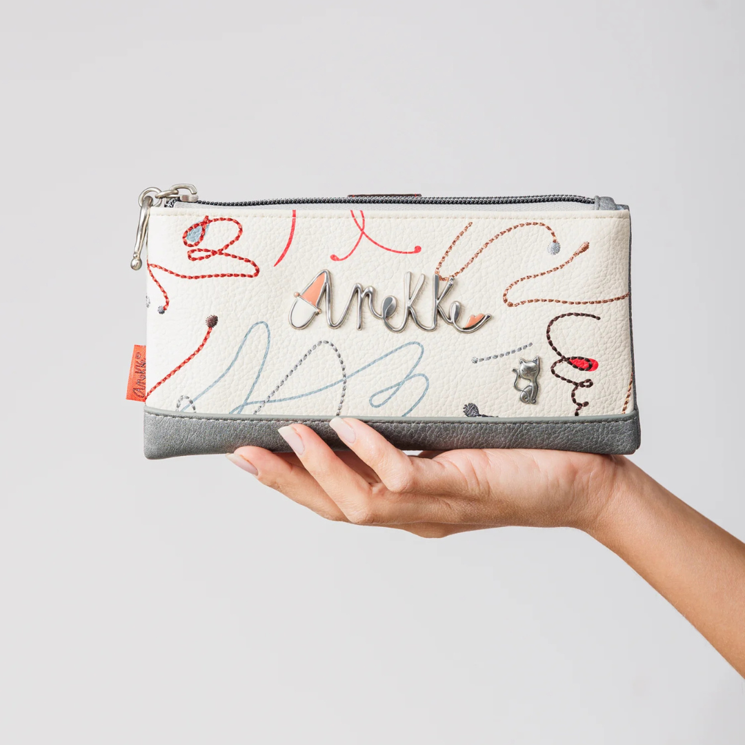 Elegante e funcional, este porta-moedas da Anekke tem um design sofisticado, combina estilo e praticidade. Possui diversos compartimentos para organizar cartões, notas e moedas com segurança, além de um fecho de botão e um compartimento com fecho de correr.