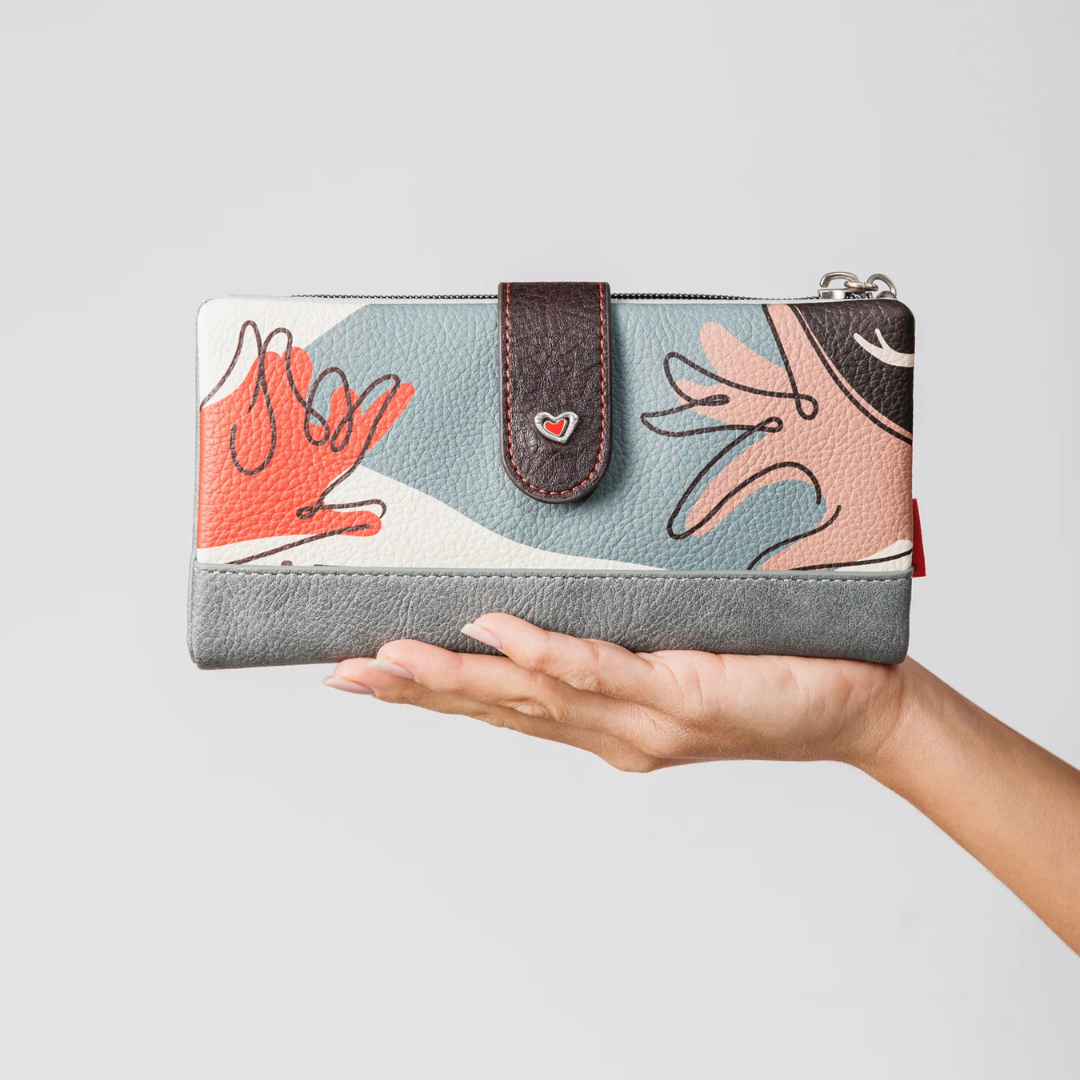 Elegante e funcional, este porta-moedas da Anekke tem um design sofisticado, combina estilo e praticidade. Possui diversos compartimentos para organizar cartões, notas e moedas com segurança, além de um fecho de botão e um compartimento com fecho de correr.