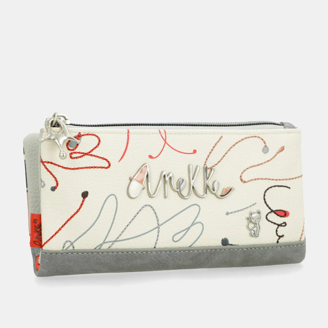Elegante e funcional, este porta-moedas da Anekke tem um design sofisticado, combina estilo e praticidade. Possui diversos compartimentos para organizar cartões, notas e moedas com segurança, além de um fecho de botão e um compartimento com fecho de correr.