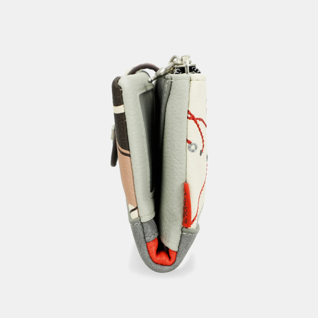 Elegante e funcional, este porta-moedas da Anekke tem um design sofisticado, combina estilo e praticidade. Possui diversos compartimentos para organizar cartões, notas e moedas com segurança, além de um fecho de botão e um compartimento com fecho de correr.