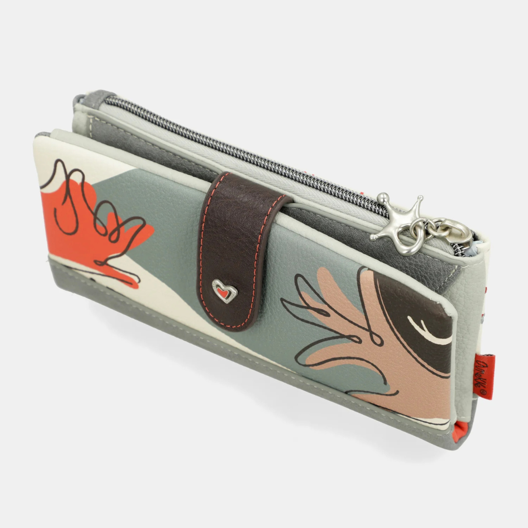 Elegante e funcional, este porta-moedas da Anekke tem um design sofisticado, combina estilo e praticidade. Possui diversos compartimentos para organizar cartões, notas e moedas com segurança, além de um fecho de botão e um compartimento com fecho de correr.