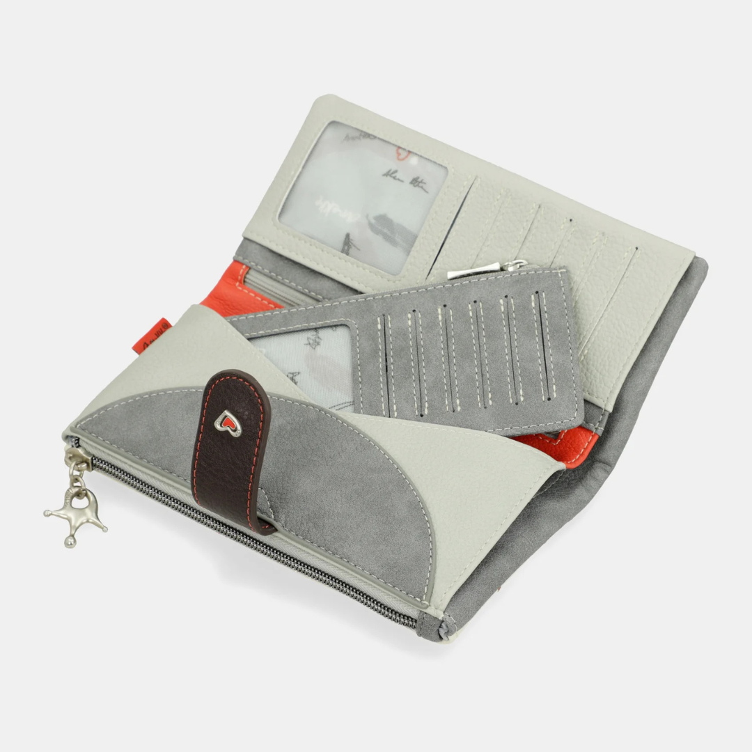 Elegante e funcional, este porta-moedas da Anekke tem um design sofisticado, combina estilo e praticidade. Possui diversos compartimentos para organizar cartões, notas e moedas com segurança, além de um fecho de botão e um compartimento com fecho de correr.