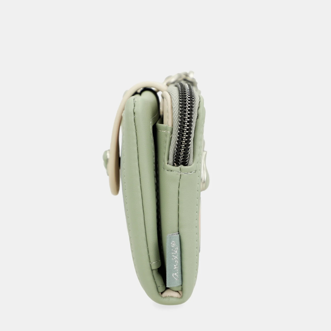 Descubra o charme e a funcionalidade deste porta-moedas, perfeito para guardar moedas, notas e cartões, mantendo tudo organizado no seu dia a dia.
Com um estampado vibrante, esta coleção é inspirada numa viagem pelo país natal de Anekke: Espanha. Cada pequeno detalhe é inspirado nas raízes, cultura e riqueza espanholas. Bolinhas e leques reinterpretados, cores alegres e centenas de referências aos costumes espanhóis serão o seu bilhete para uma viagem como nunca fez antes: com alma.