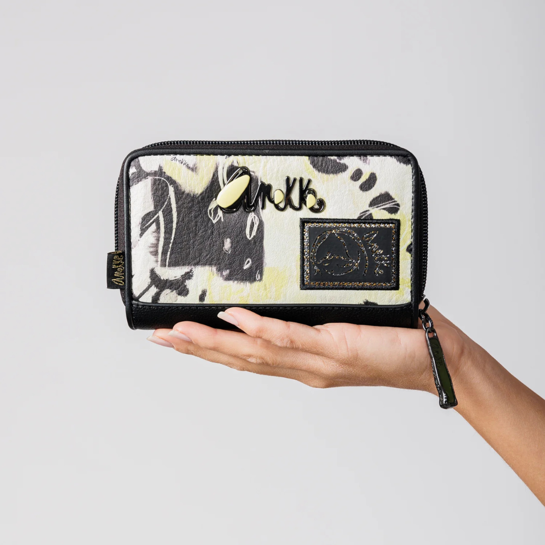 Cheio de estilo e praticidade, este porta-moedas tem um design sofisticado e com detalhes exclusivos
A cápsula Nature Towanda faz parte da coleção Anekke Memories. Towanda, a gatinha de Anekke, tem sido sua companheira de viagem e aventura por todos esses anos, por isso se tornou a protagonista desta coleção original.
