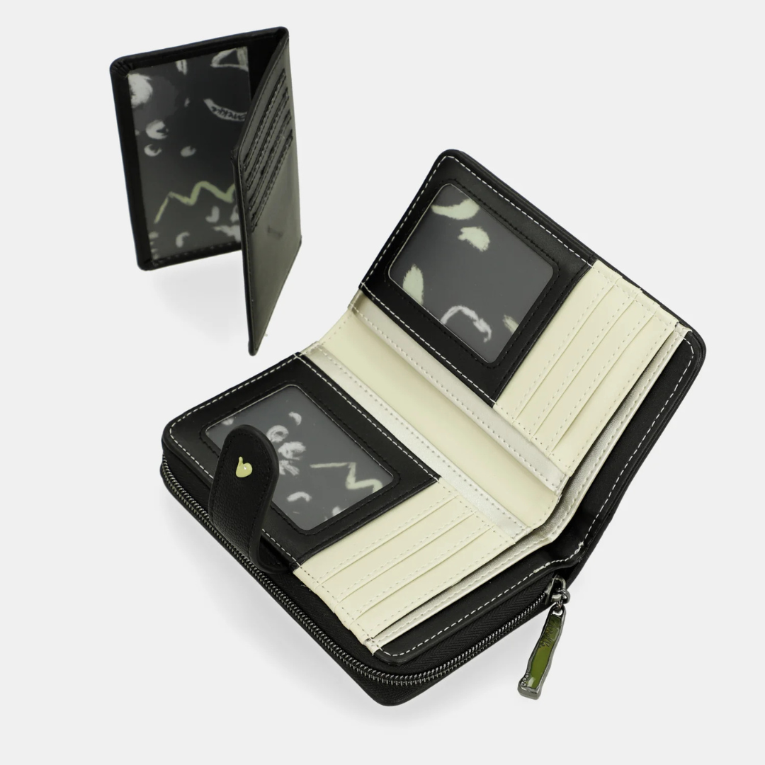Cheio de estilo e praticidade, este porta-moedas tem um design sofisticado e com detalhes exclusivos
A cápsula Nature Towanda faz parte da coleção Anekke Memories. Towanda, a gatinha de Anekke, tem sido sua companheira de viagem e aventura por todos esses anos, por isso se tornou a protagonista desta coleção original.