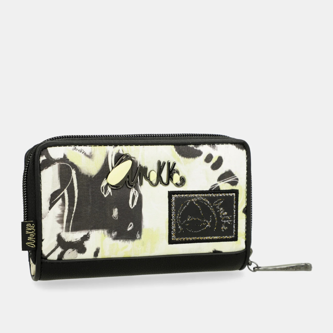 Cheio de estilo e praticidade, este porta-moedas tem um design sofisticado e com detalhes exclusivos
A cápsula Nature Towanda faz parte da coleção Anekke Memories. Towanda, a gatinha de Anekke, tem sido sua companheira de viagem e aventura por todos esses anos, por isso se tornou a protagonista desta coleção original.
