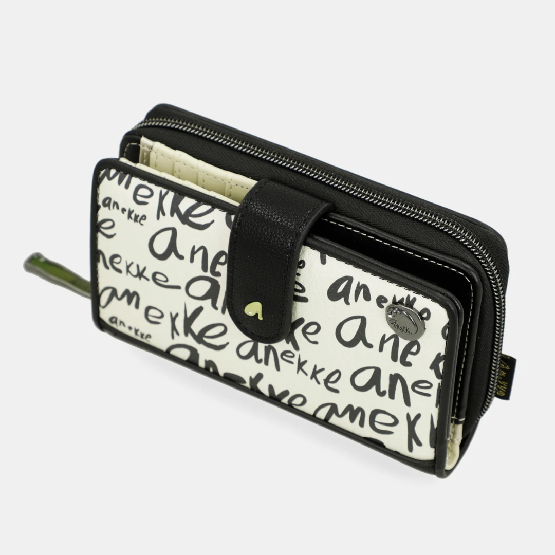 Cheio de estilo e praticidade, este porta-moedas tem um design sofisticado e com detalhes exclusivos
A cápsula Nature Towanda faz parte da coleção Anekke Memories. Towanda, a gatinha de Anekke, tem sido sua companheira de viagem e aventura por todos esses anos, por isso se tornou a protagonista desta coleção original.
