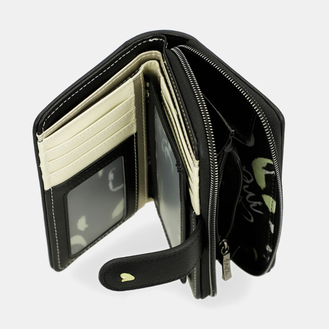 Cheio de estilo e praticidade, este porta-moedas tem um design sofisticado e com detalhes exclusivos
A cápsula Nature Towanda faz parte da coleção Anekke Memories. Towanda, a gatinha de Anekke, tem sido sua companheira de viagem e aventura por todos esses anos, por isso se tornou a protagonista desta coleção original.